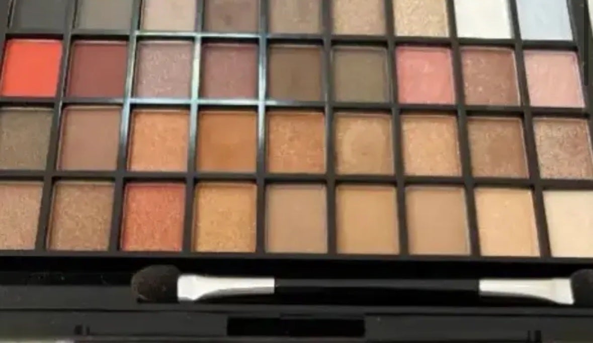 aya on LIPS 「ドンキで買ったワンコイン500円アイシャドウパレット🥹👶🏻🎀..」(1枚目)