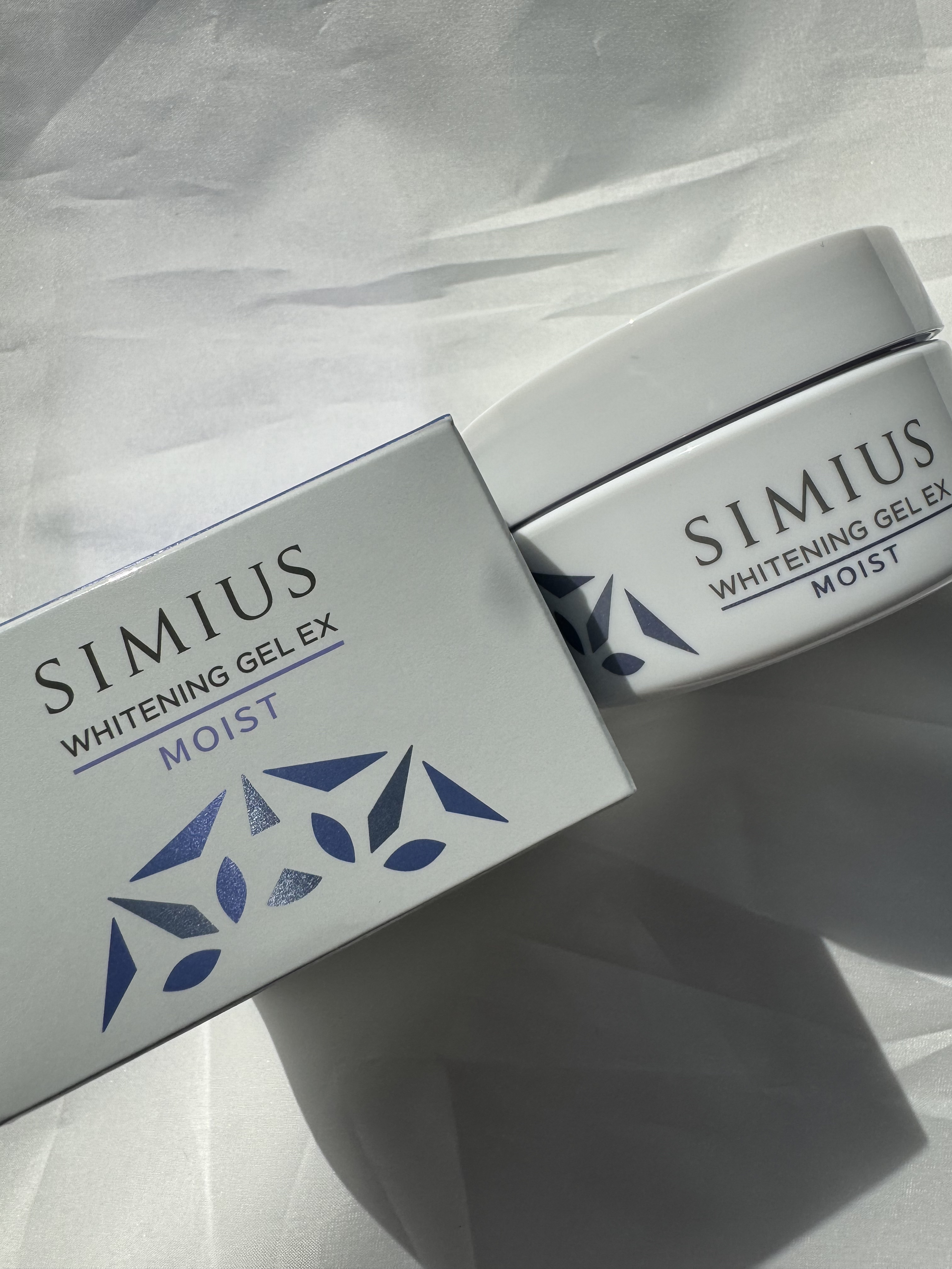 10種の美肌成分がたっぷり配合！
ぷるっとした透明なジェル、伸びがとてもいいです。ベタベタせず肌馴染みもとてもいい。
しっとり保湿される使用感。
オールインワンジェルなので、忙しい朝にぴったりです。
夜はたっぷり使って、朝は少し控えめにした