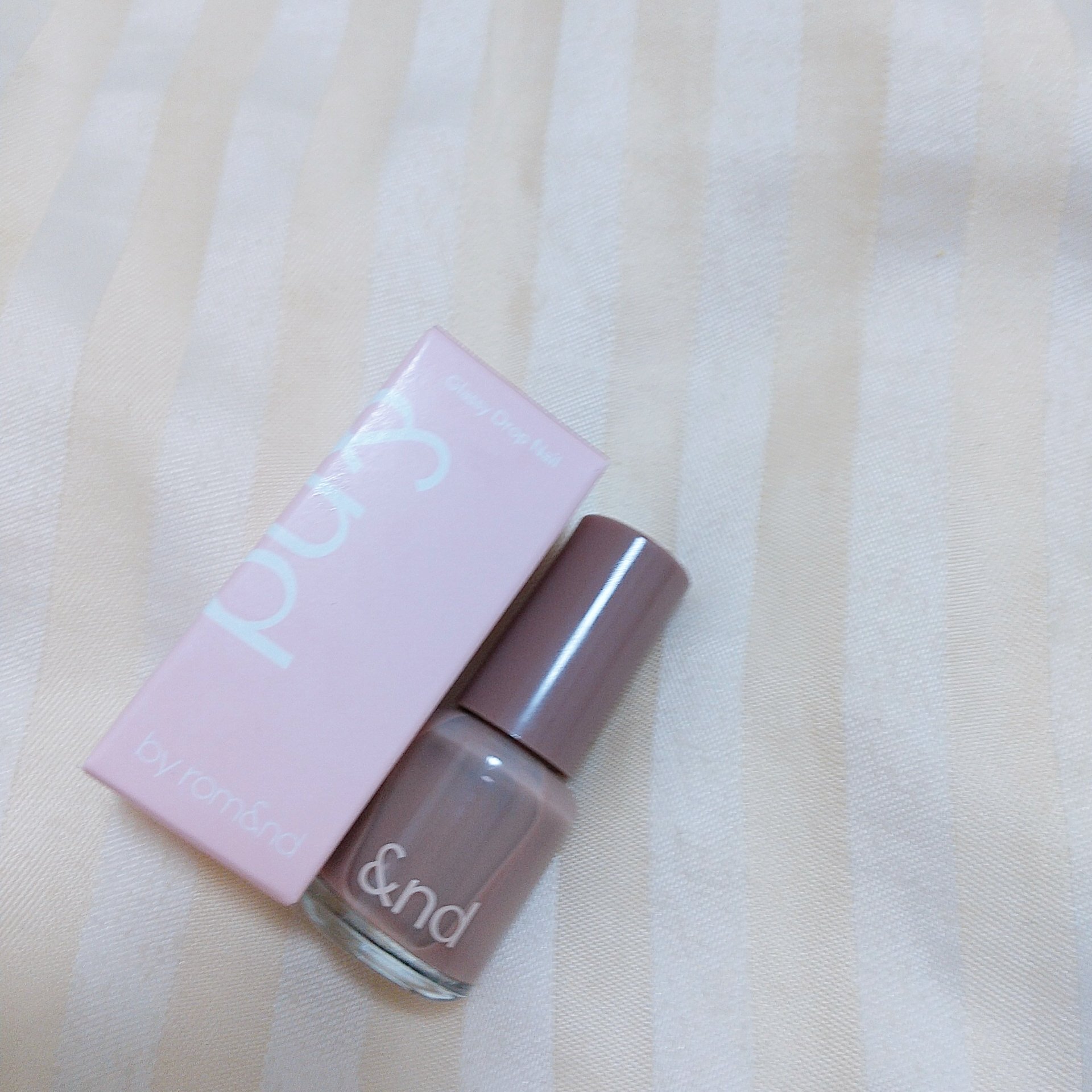 アンドバイロムアンド　グラッシードロップネイル VI01 ミルクベリー/&nd by rom&nd/マニキュアを使ったクチコミ（1枚目）