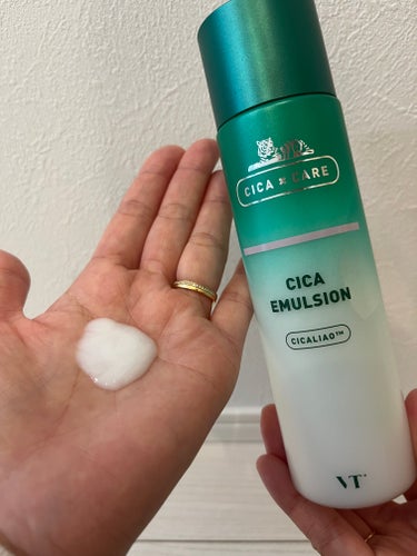 ⚪️VT cosmetics CICA EMULSION

VTコスメのCICAの乳液!🐅🍀
しっとりとした水分感があり、軽く馴染むのにベタつきがなくさっぱりと仕上がるよ🤍

CICAのトナーも合わせて購入して、もちろん好きなんだけどこの乳液がお気に入りすぎる!☺️

VTが開発したシカリオの成分がたっぷりと配合🌟

乾燥した肌をすこやかに保ちながら、油分や水分のバランスも調整してくれるよ!😉💗

香りもVTらしいCICAの香りでスッキリとする感じも好き😊☀️

朝使うことが多いかな!✌️急いで次のメイクに取りかかりたいときも、重くない乳液だから下地と馴染みやすい🍐♥️

公式でも定期的にクーポンの配布などがあるみたいだから、それを狙って購入したりするよ💚

#vtcosmetics #vt #vtコスメ #韓国スキンケア #韓国スキンケアおすすめ #韓国コスメ #韓国コスメレビュー #韓国コスメ大好き #韓国コスメ好きな人と繋がりたい #スキンケア #スキンケアマニア #スキンケア用品 #スキンケア紹介 #スキンケア好きさんと繋がりたい #スキンケアオタク #スキンケア大好き #コスメ #コスメレポ  #コスメマニア #コスメ紹介 #コスメオタクの画像 その1