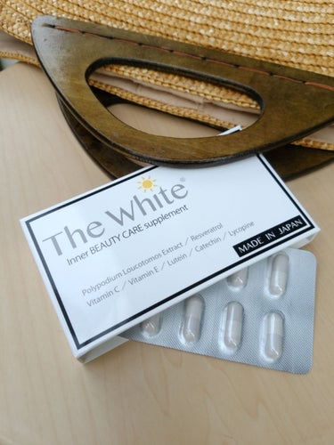 飲む日焼け止め「TheWhite（ザホワイト）」は
紫外線の影響を抑制する注目成分「ＰＬエキス」配合の
最新美容サプリメント。

その他６種類の美容・抗酸化成分配合で
からだの内側から白く美しく、
若々