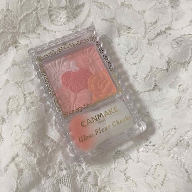 CANMAKE
グロウフルールチークス / No.02 アプリコットフルール 
￥800(税抜)


このチークは気分によって色を使い分けできて、ラメ感も強くなく、ほどよくツヤがでて最近はこのチークしか