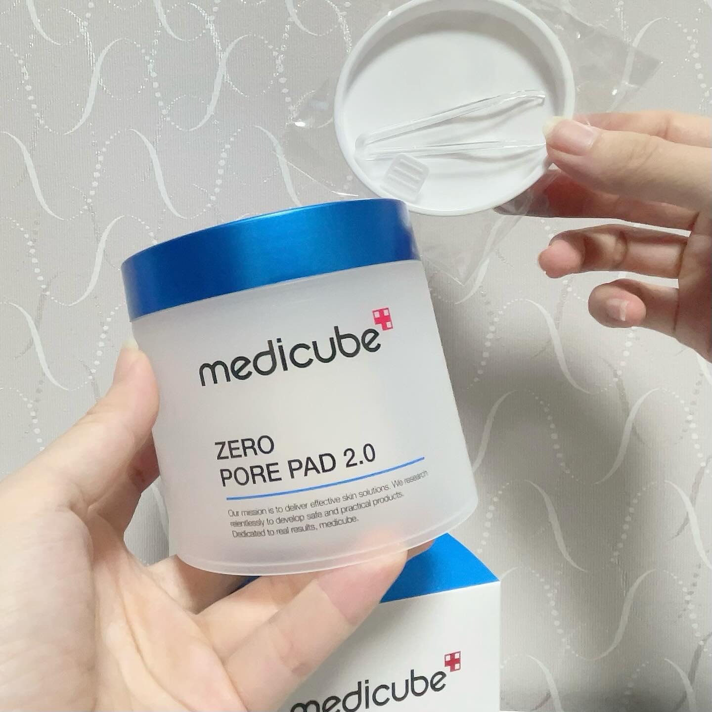 メディキューブ
ゼロ毛穴トナーパッド

大きい！🤭厚みのあるパッドでしっかりトナーを含んでるから1回1枚でOK🙆‍♀️✨
ポコポコしてる方で肌全体を拭き取ってから、なめらかな方で肌を整える❣️
さっぱりしっとりで私の好きなタイプだった♡