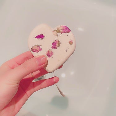 ラッシュ ティスティー トスティーのクチコミ「恋のおまじない💓
バラが浮かぶ可愛いバスボム
LUSH『ティスティー トスティー』


バスボ.....」（2枚目）