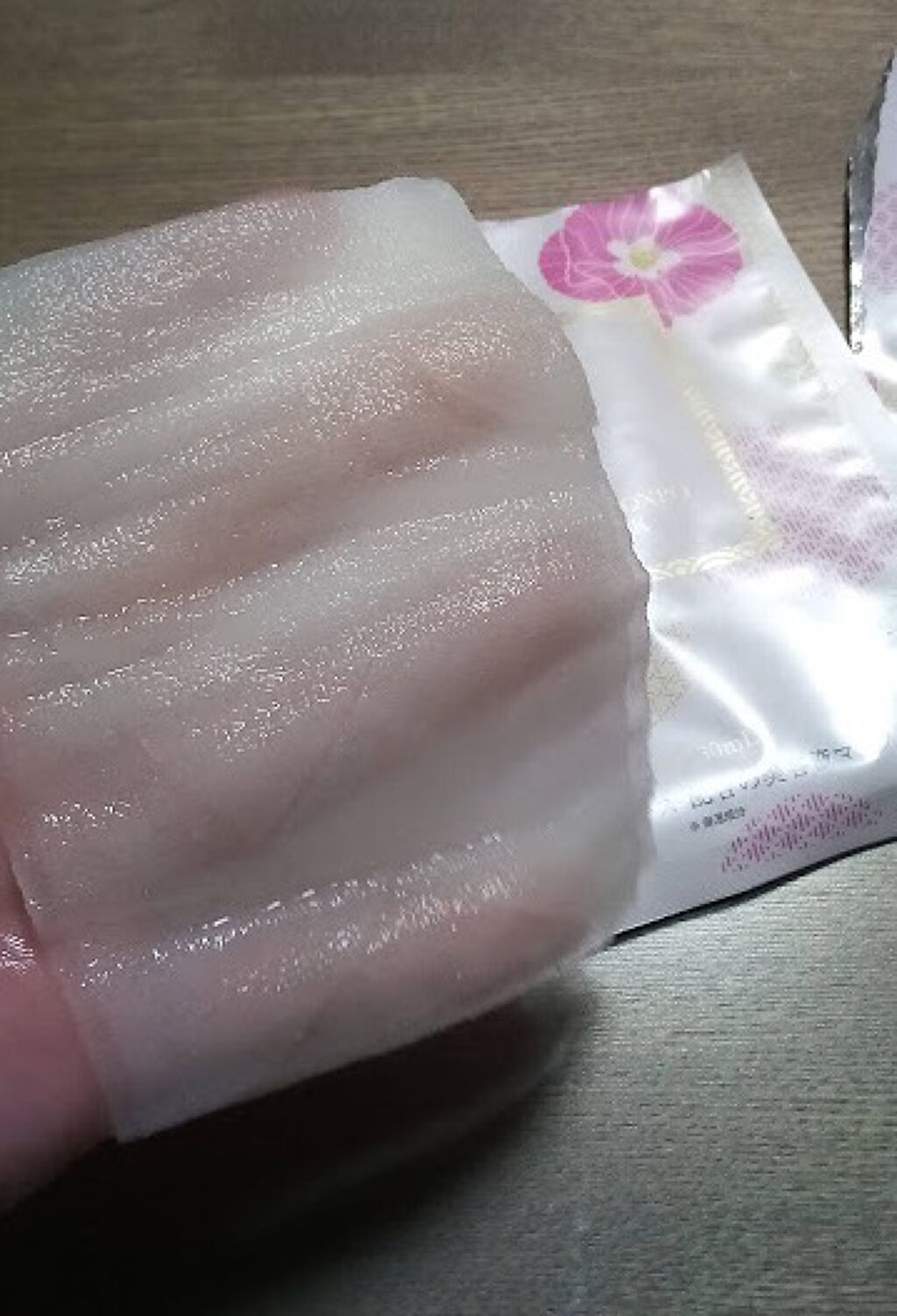 プレミアムうるおいエッセンスマスク(ハス)/恵の本舗/シートマスク・パックを使ったクチコミ（2枚目）