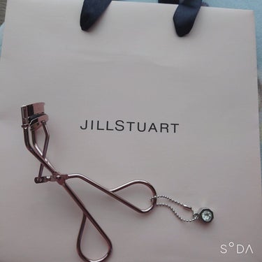 JILL STUARTのアイラッシュカーラーです！
母が買ってくれました！
見た目が可愛くてずっと欲し買ったものなので嬉しいです✨             
私が普段使っているビューラーよりカーブがきつ