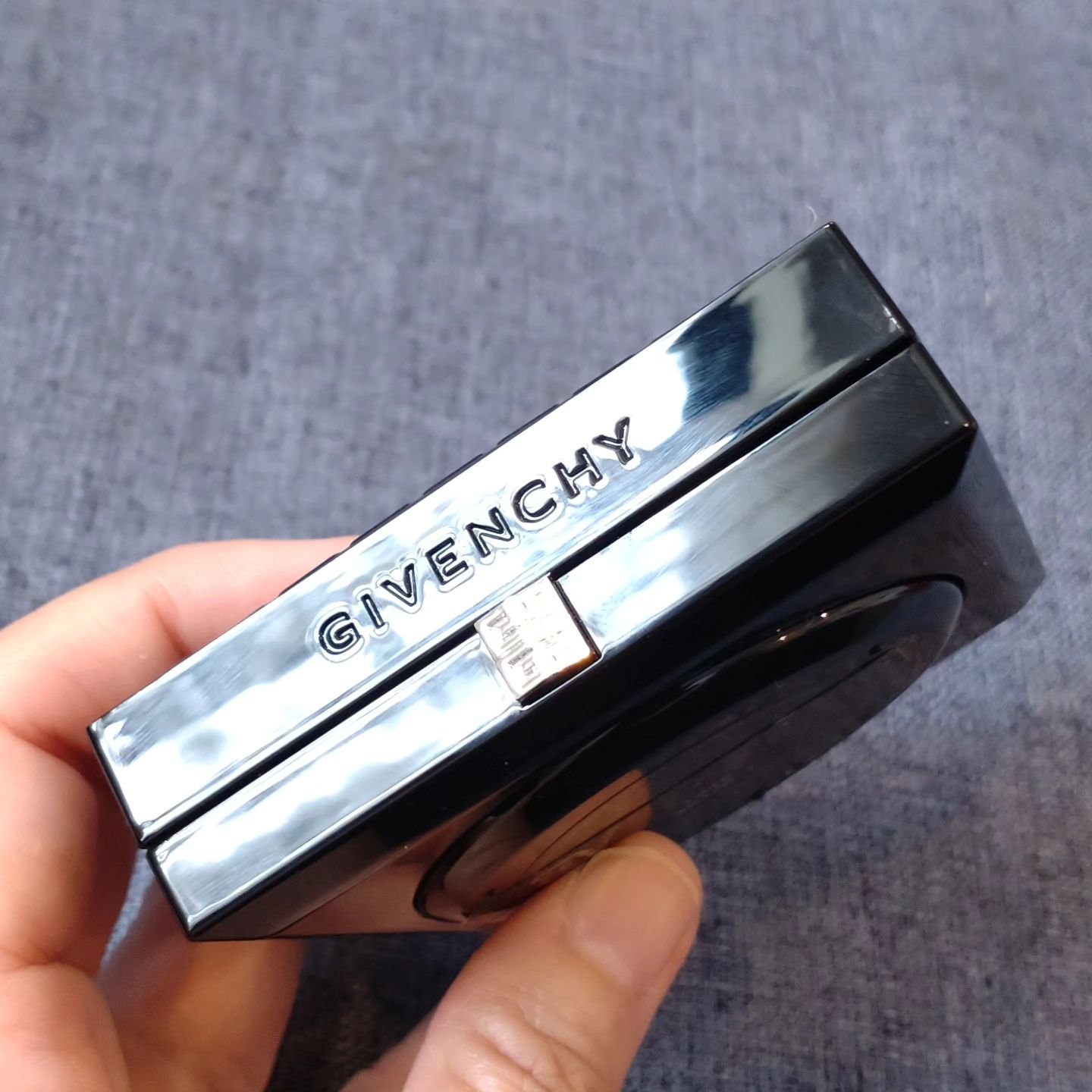 プリズム・リーブル・スキンケアリング・グロウ・クッション 1-W105	/GIVENCHY/クッションファンデーションを使ったクチコミ（2枚目）