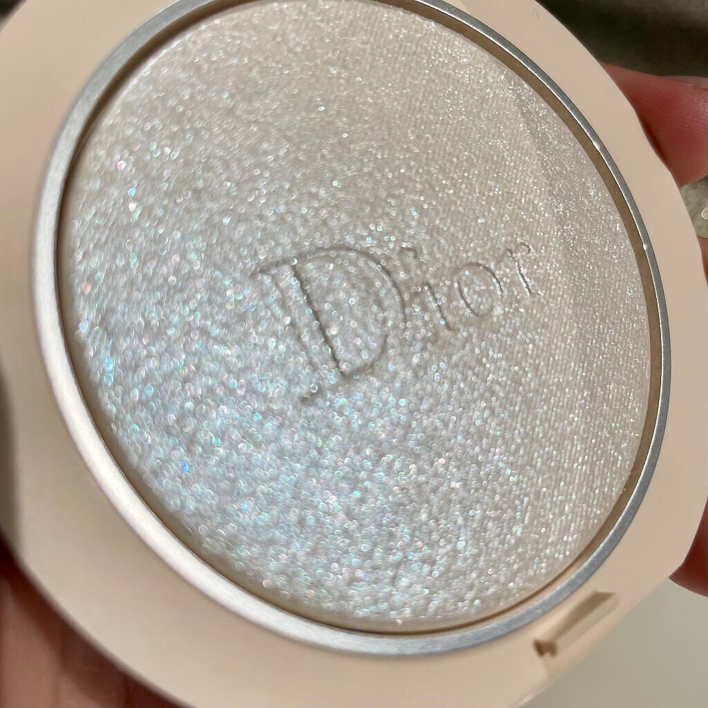 Dior Beauty Lovers on LIPS 「偏光パールが、肌に自然な輝きを与えるハイライター「ディオールス..」(3枚目)