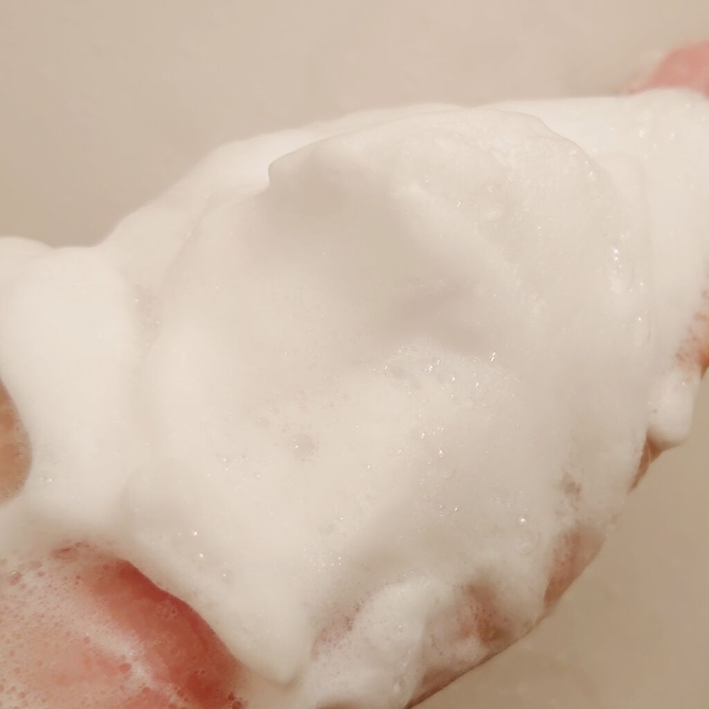 こころん❤のクチコミ「うるおいをまもりながら、つるつるすべすべの素肌に洗い上げる洗顔クリーム。炭を含んだ濃密な泡が、.....」（3枚目）