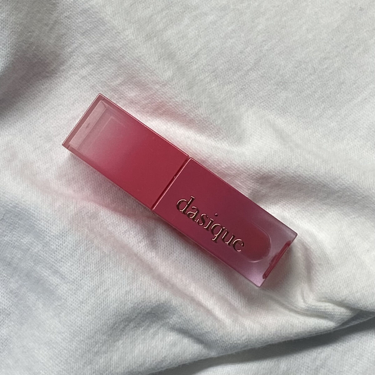 デイジークはティントも可愛い💟

こんにちは🌞

今日はデイジークの可愛いティントを紹介していこうと思います！！

それではスタート📢

dasique
ジューシーデュイティント
05 モーブベリー

このティント、見てわかる通りちゅ