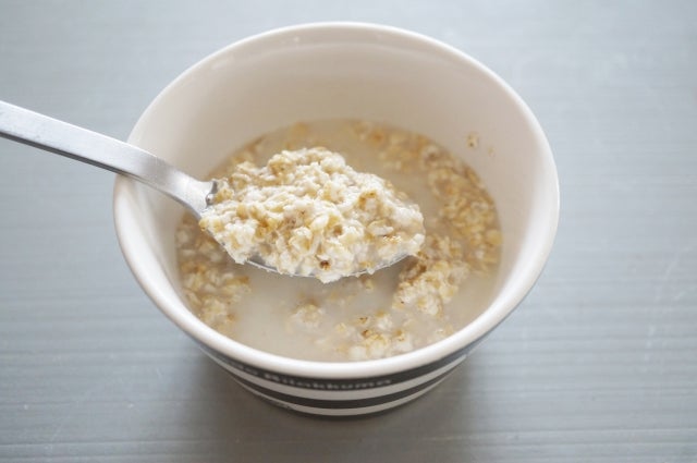 牛乳に浸したオートミール