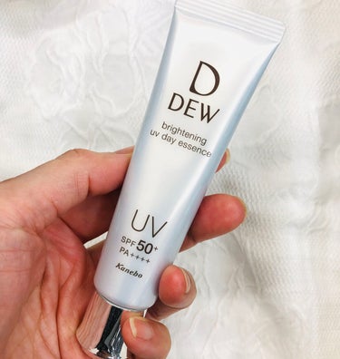 DEW ブライトニングUVデイエッセンスのクチコミ「DEW ブライトニングUVデイエッセンスの紹介です

SPF50+・PA++++ 明るくハリの.....」（1枚目）