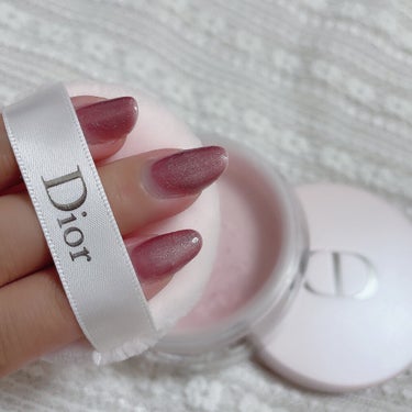 Dior ミス ディオール ブルーミング ボディ パウダーのクチコミ「ふんわり香りを添える🥀𓈒𓂃
ミス ディオール ブルーミング ボディ パウダー
Diorのこれ定.....」（3枚目）