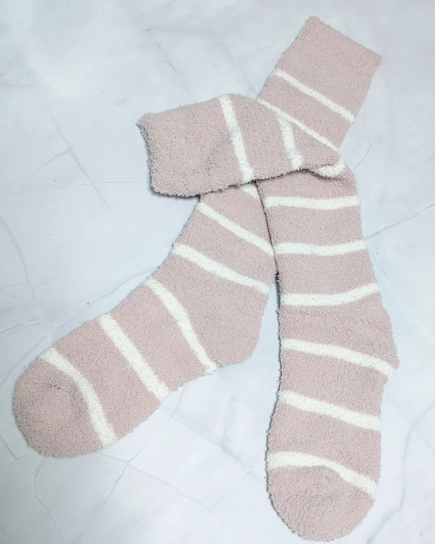 ◇ぽかぽかカイロソックス

冷え性だし、基本自宅にいるから冬はあったか靴下かかせなくて。
これはツルハドラッグで見つけた!

ふわふわで気持ちいいし、丈長めで嬉しい～。
色も何色かあって、可愛すぎない色たちなのが良かった。


#PR #ぽ