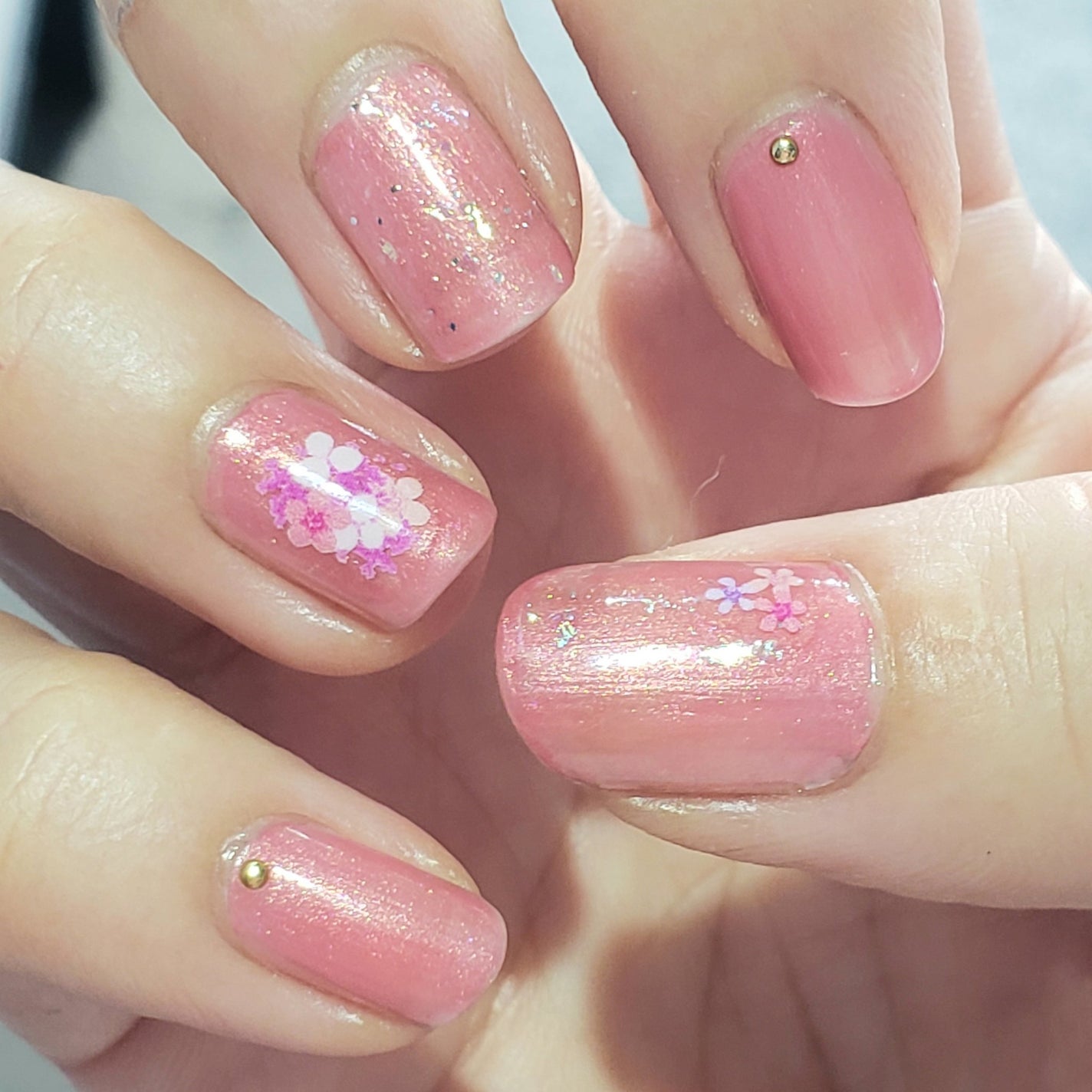 土木系おねいさん on LIPS 「デートの日は、うんと可愛いネイルをしたい🖤鮮やかなピンクにラメ..」(4枚目)