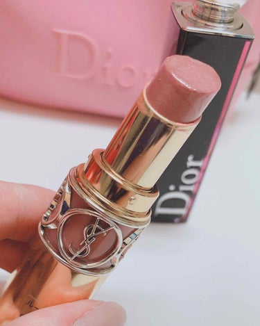 ヴォリュプテシャイン💄お色は61番です✨
ヌーディでほんのりベージュ💄単体では使えないかな、、😅お色が上品なのでオフィスメイクとか、ナチュラル志向の人にはいいかも！
塗りやすく保湿力もあり、わたしは唇皮