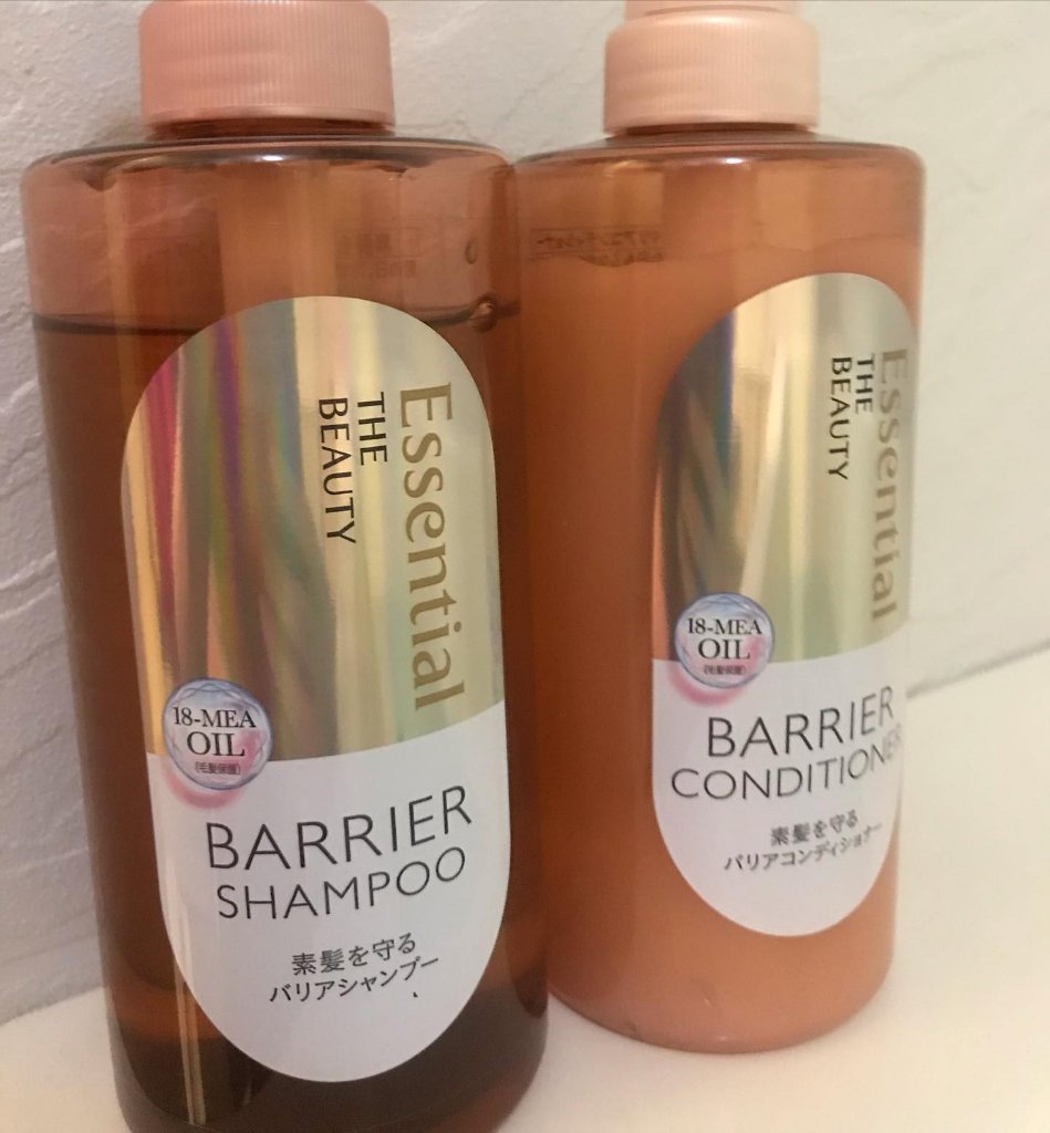 エッセンシャル　バリアシャンプー/コンディショナー

450ml1,100円(税込)　※編集部調べ

また最近カラーをしたらすごい絡まるようになって悩んでいました。

梅雨時の湿度のたかさもあり、コンディション悪かったのですが、

新しいエ