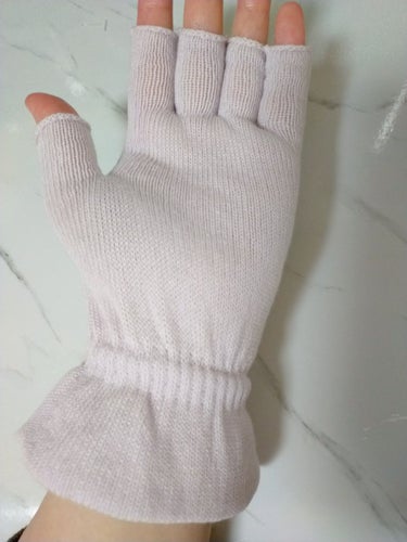 キャンドゥ おやすみ手袋のクチコミ「DAISOのハンドケアニットグローブと、おやすみ手袋です。


🌼保湿用ニットグローブオープン.....」（3枚目）