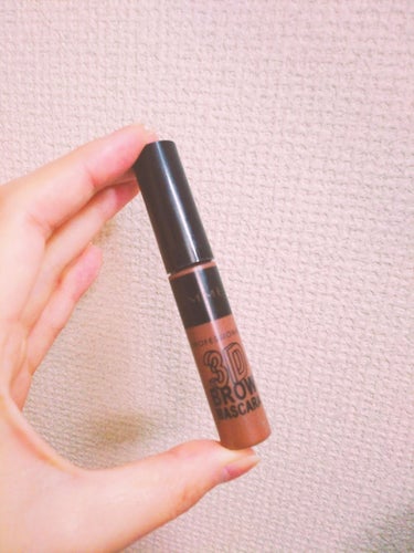 RIMMEL 3Dブロウマスカラ
002番と004番を持っています
002番は明るめのブラウン
004番はアッシュグレーという感じです

私自身は黒髪ですが、
眉もしっかりめにあるので
眉の存在感を薄く