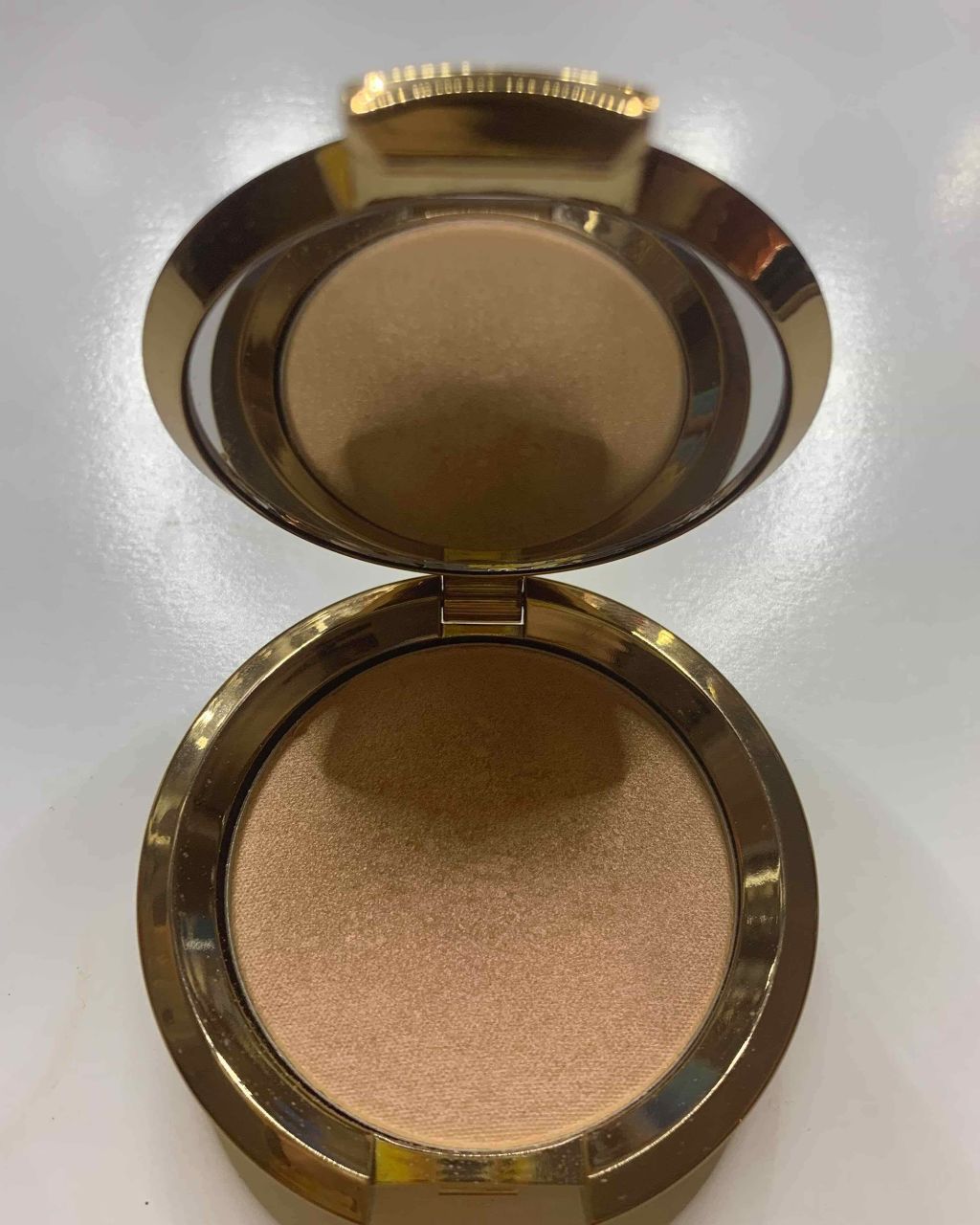 light Chaser Highlighter For Face &Eye/BECCA/パウダーハイライトを使ったクチコミ（2枚目）