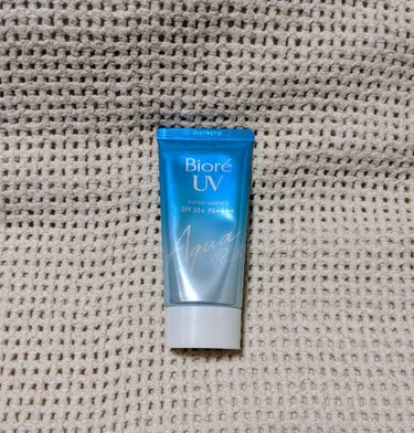 ビオレUVアクアリッチウォーターエッセンス
spf50+PA++++

メリット🙌
ベタつきが少ない！
伸びが良い！
色ムラにならない！
混合肌でも乾燥しない！
値段が安い！

使用感が気にいってます！