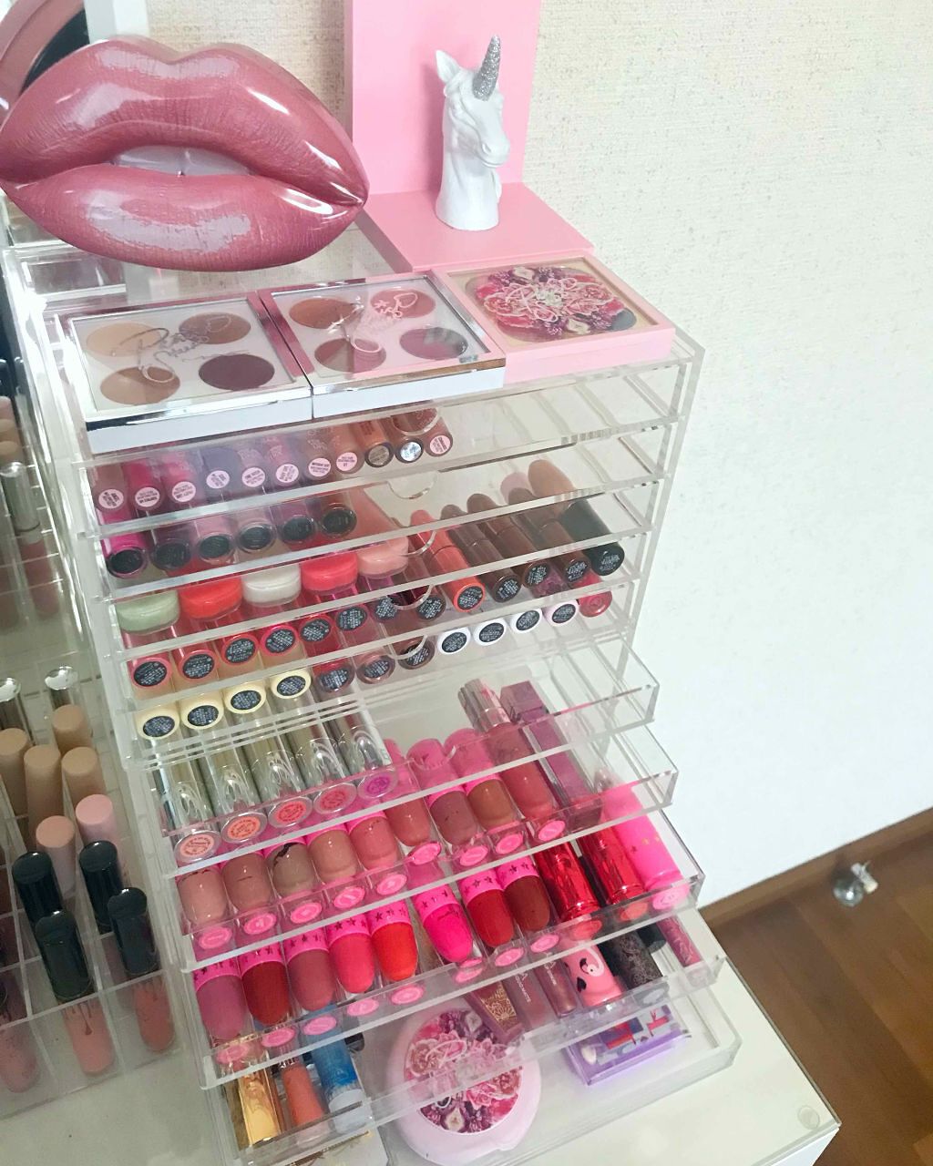 ちゃか on LIPS 「私のコスメ収納の写真になります✨写真で見るとすごくカラフル、、..」(3枚目)