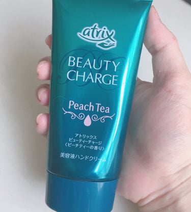 🍑ピーチティーがやさしく香る♡しっとりハンドクリーム🍑✲*ﾟ

アトリックス 
ビューティーチャージ
ピーチティーの香り


✽.｡.:*・ﾟ ✽.｡.:*・ﾟ ✽.｡.:*・ﾟ ✽.｡.:*・ﾟ 


ドラッグストアにてお手頃価格で購入できるハンドクリームの中では、
2番目に多くリピ買いしているアイテム🐰♡
(ちなみに1番は、和光堂ミルふわクリーム👑👶)


こちらのハンドクリームの好きなところは、以下の3点⸜(* ॑꒳ ॑* )⸝💕


🌸ベタつかず、しっとりなめらかな肌になる
🌸甘く上品なピーチティーの香り
🌸コスパ◎でたっぷり使える


コクのあるクリームですが、ベタベタ･ぬるぬるすることなくすーっと肌に馴染みます😌✨
気になるベタつきはないのに、肌表面に水分を感じるようなしっとりとした塗り心地です💡
サラサラという程ではないので、すぐにスマホなどを触ると少し指紋は付きます(^^;


そして、何よりお気に入りなのがこのピーチティーの香り🍑💖
学生の頃よく飲んでいた、リプトンのピーチティーを思い出します( ˶ˆoˆ˵ )


桃の甘さを感じつつも、紅茶のスッキリとした香りもあり、使うたびにほっと心がほぐれるような上品で優雅な香りです( ⁎ᵕᴗᵕ⁎ )♡✨


こちらは医薬部外品ではないので、手荒れの改善用ではなくあくまで日常の保湿用として手洗い後などに使っています😌🙌



#ハンドクリーム #アトリックス_ハンドクリーム 
#アトリックス #ピーチティー
#ハンドケア #プチプラ #ビューティーチャージ #保湿 #スキンケアの画像 その1