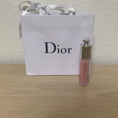 Dior  ディオール アディクト リップ マキシマイザー
001のピンクです

付けると最初は少しピリピリするのですが
全然荒れたりせずぷっくりツヤツヤな唇になります。

私は元々すごく唇が荒れがちで