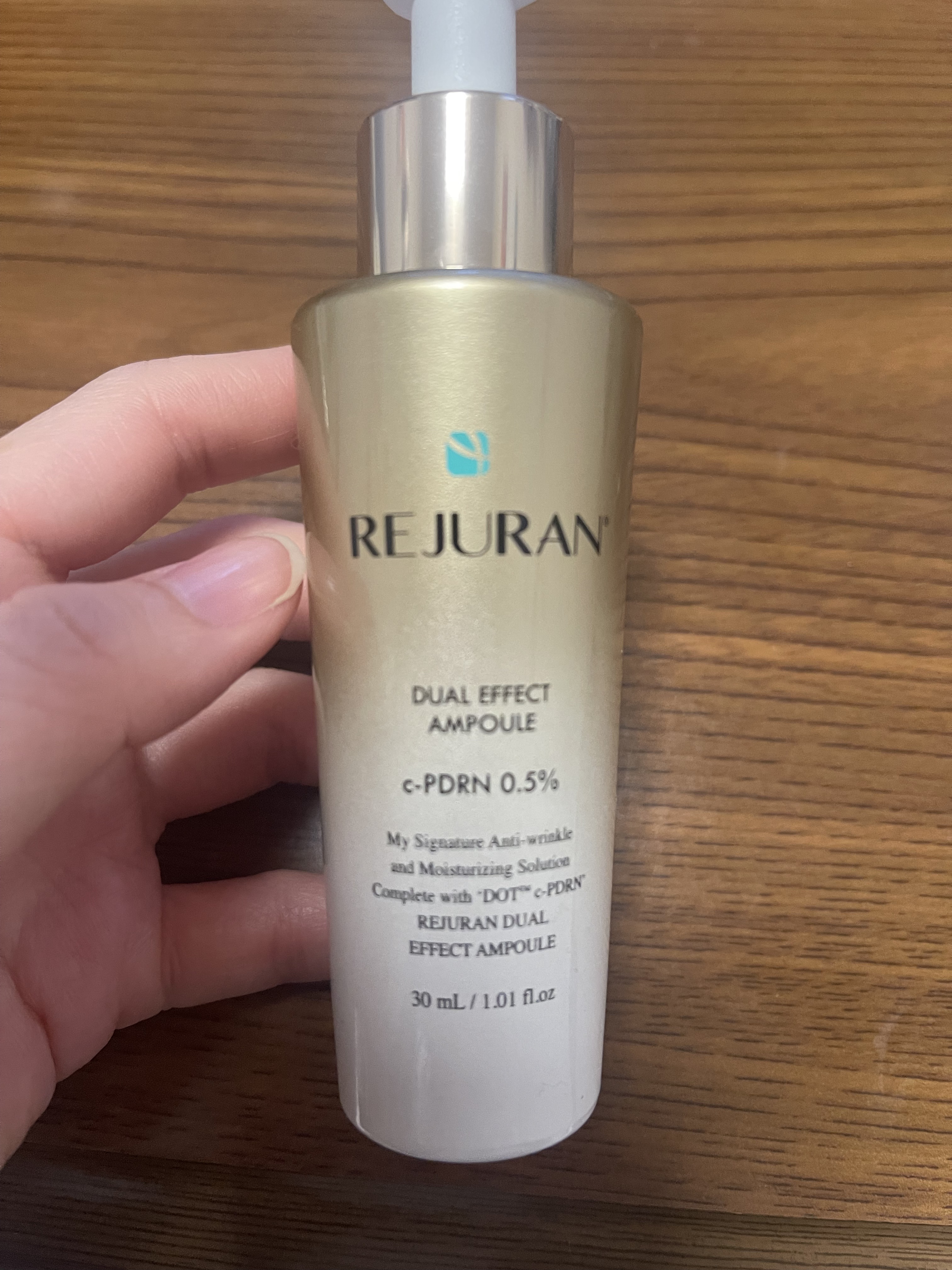 ★REJURAN
リジュラン デュアル エフェクト アンプル

＊使い切りレビュー＊

メガ割で購入したコレ！
開ける前に白いスポイトを引き上げておくタイプ
不思議なことに、一滴も残らず使えた(笑)

少しトロミのあるタイプで、半分くらい引