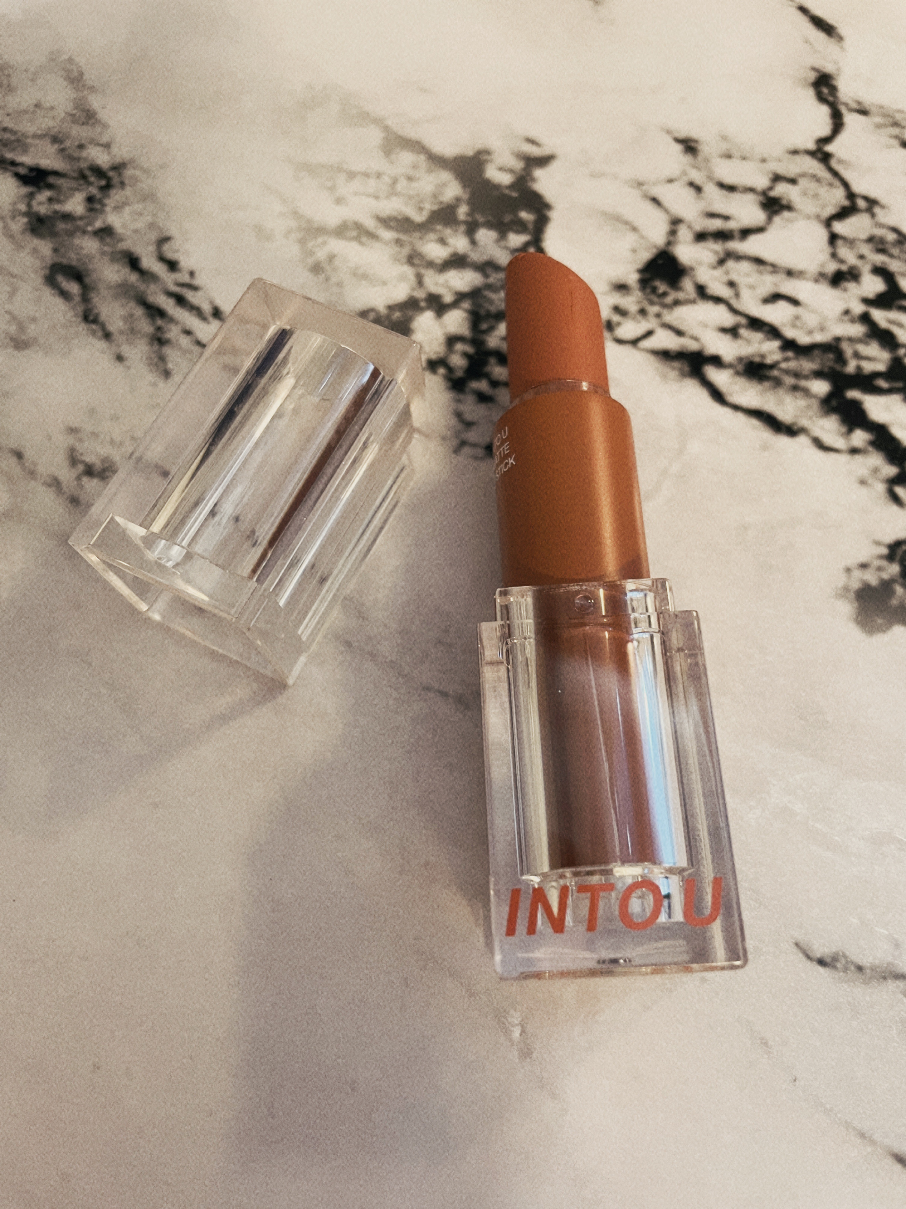 フェザーマットリップスティック/INTO U/口紅を使ったクチコミ（1枚目）