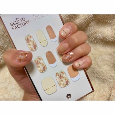 セルフネイルでサロン級？！
今回は、GELATO FACTORYのジェルネイルシールについてです💅

特徴としては、本物のジェルを使用しているネイルシールであることです。
つまり！
シールなのにジェルネ