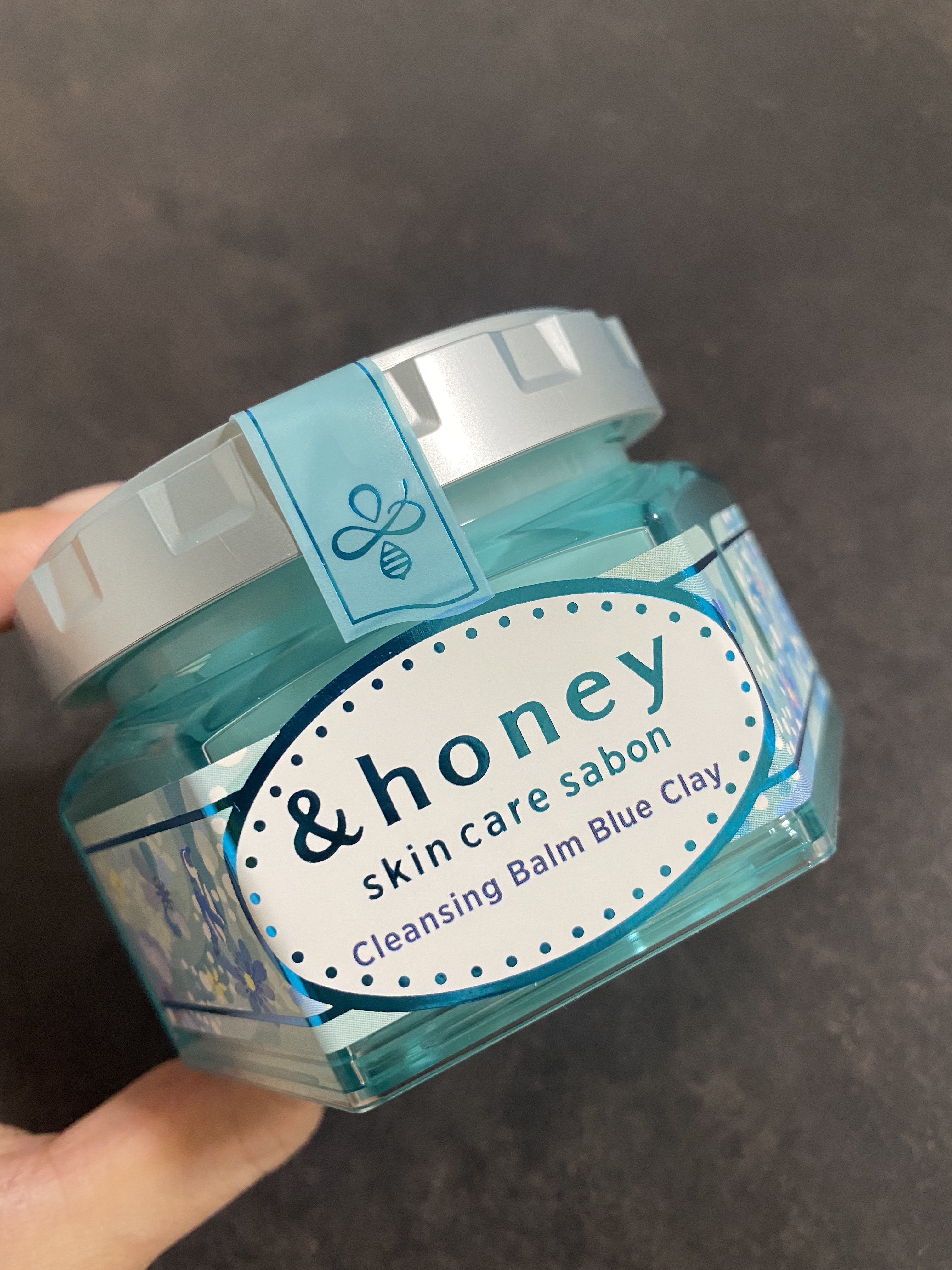 これ、めっっちゃ良かった🥹🫶🏻

バームタイプのクレンジング初めて使います！！💙
硬めのテクスチャなんだけど、スパチュラで手に取ってから肌に乗せるとじゅわ〜っと馴染んで化粧を溶かしてくれます🥹✨
マッサージしながら顔全体に馴染ませ