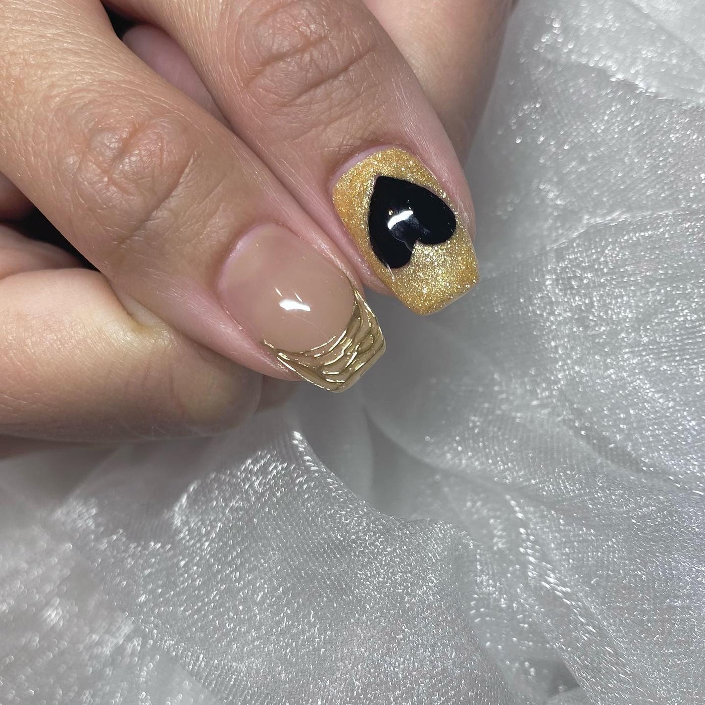 kanna on LIPS 「・・・推しカラーでおまかせネイル🖤💛BLACK×GOLDでカラ..」(3枚目)