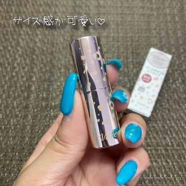 Visée
ミニバーム リップスティック
RD410 レッド / 税込1,100円

＼ツヤ仕上がりのティントタイプのミニリップ💄／

着替えるように楽しむ、ツヤ仕上がりのティントタイプの限定ミニリップ💋

こちらRAXYに入ってました🎁✨

キレイなレッドで濃すぎず使いやすいカラー🥺❤️
塗った瞬間唇に溶け込んで馴染んでいきつやつやシアーな仕上がりに🧡🧡
色持ちもかなり良き🙆🏻‍♀️

とにかく色が好みすぎてやばい💓
こりゃ大きいサイズないのかい？笑

イエベ春の方にとくにおすすめしたいです♡

気になる方はぜひチェック✅してみてくださいね🌼

#Visee #ヴィセ #ミニバームリップスティック #美容好き #RD410 #レッド #リップティント #色持ち担当リップ の画像 その1