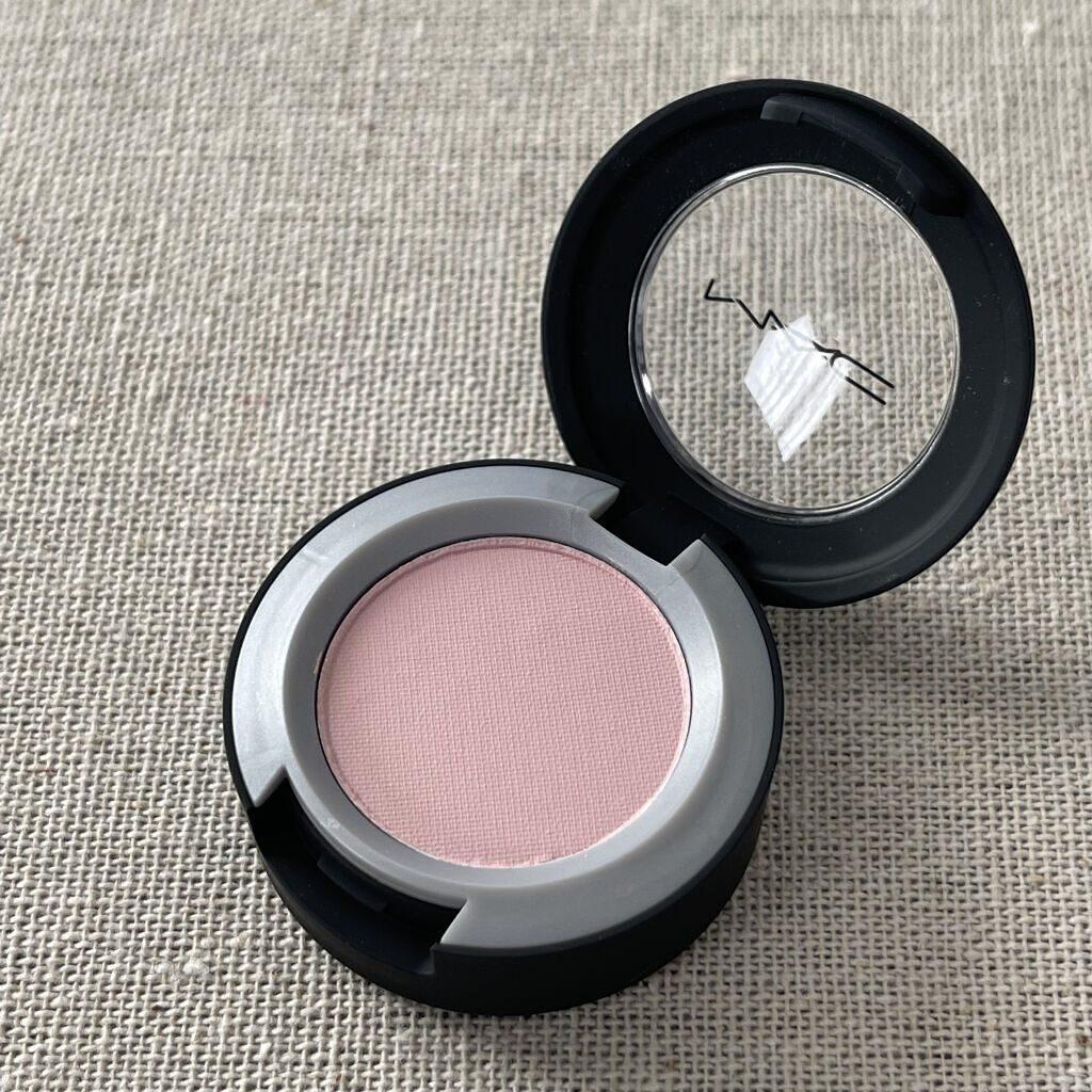 パウダー キス アイシャドウ フェルト キュート/M・A・C/単色アイシャドウを使ったクチコミ（2枚目）