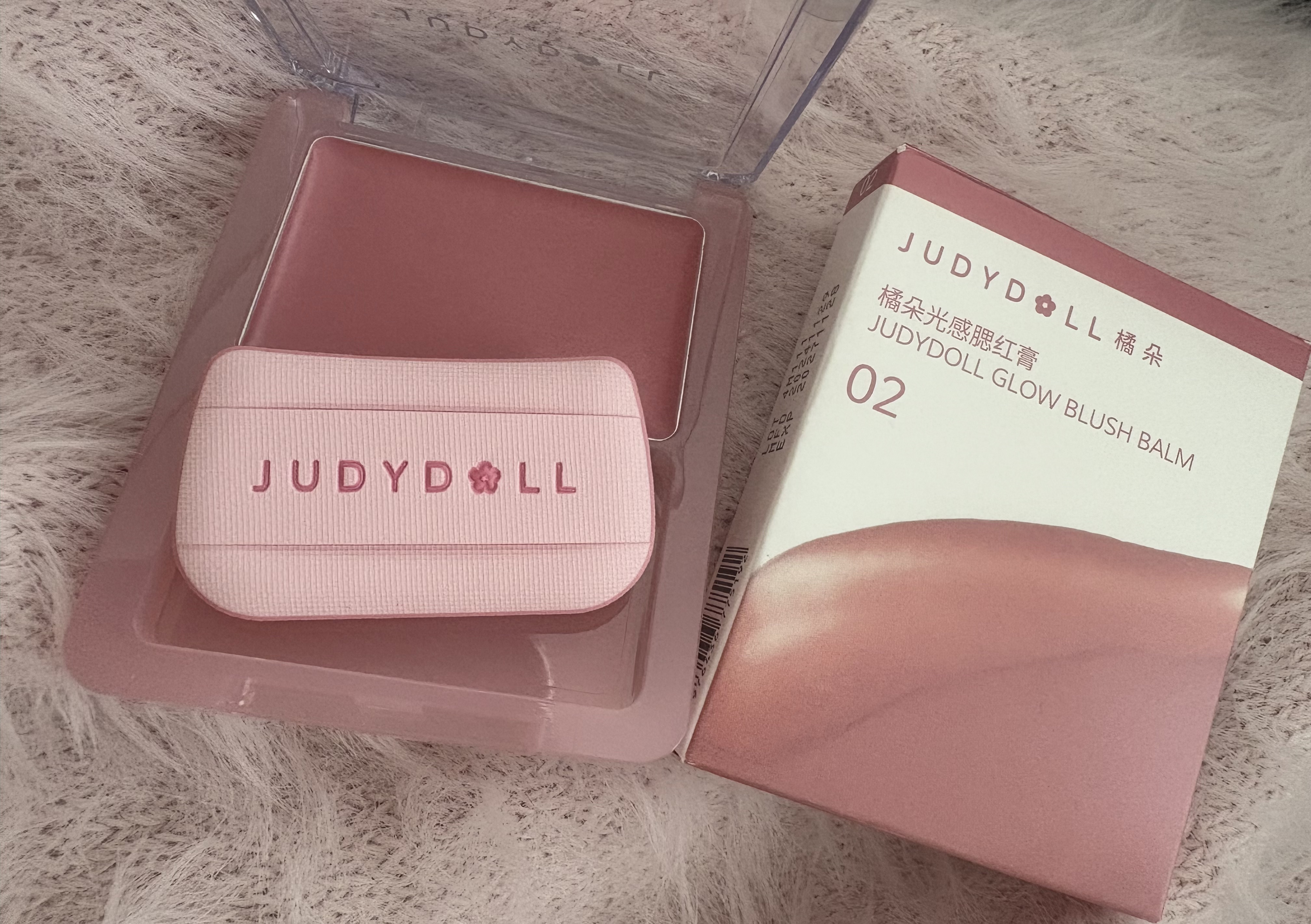 JUDY DOLL
02番です

可愛い色味♡
チークにしても🩷😍
クリームチークなのに艶感もすごくて
この乾燥な時期に肌に馴染みやすいです✨

こちらはQ10で購入しました💕

2枚目手が妙に黒く写ってますが🙏


#韓国コスメ 