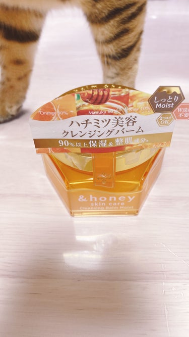 新しいく
メイク落とし・洗顔もできる
&honey クレンジングバーム モイスト
を買ってみました！！


まず使い心地

付属のヘラで適量を取り
手のひらに置いた瞬間から溶けてく！！
🍯ハチ蝋🕯見たい