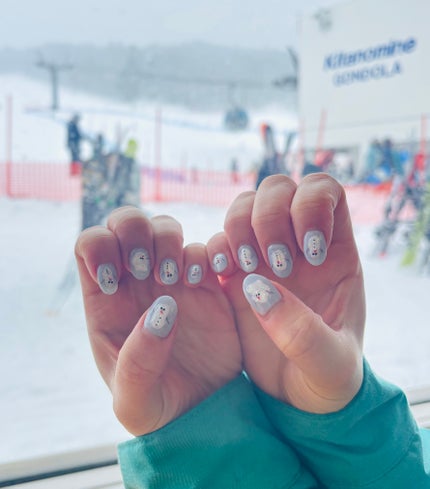 日嘉里 on LIPS 「オラフネイルでスキーへ🎿溶けかかってる子がポイント☃️#ネイル..」(1枚目)