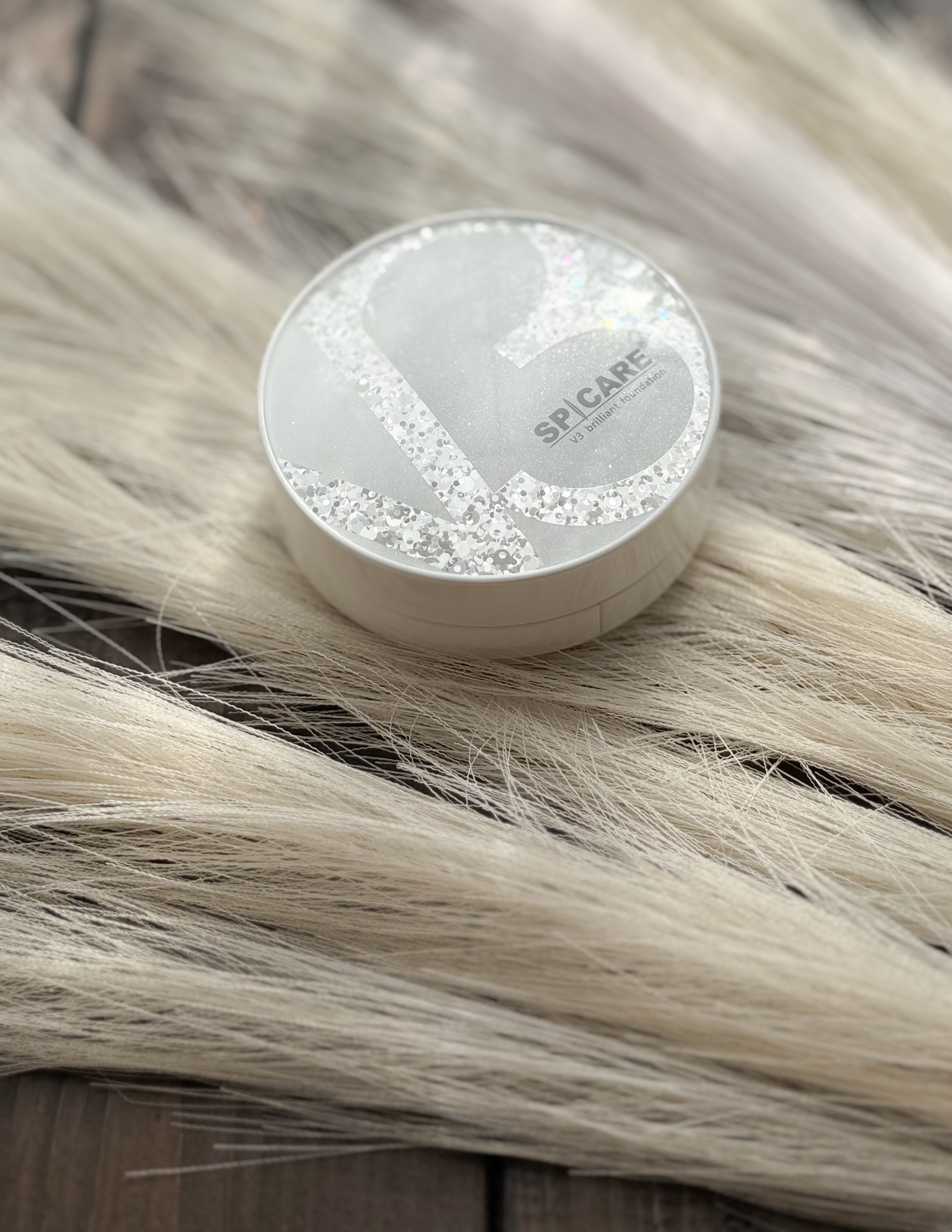 軽い使い心地で薄づきなのに自然なカバー力があります。

肌を健康的にみせてくれるツヤと使うたびのスキンケア効果がうれしい。

毛穴や小さなシミは自然に隠してくれますが、完全なフルカバーを求める人には物足りないかも。

素肌感を重視する私には