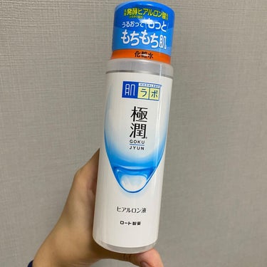 肌ラボの極順ヒアルロン液をレビュー！

その名の通りヒアルロン酸が入った化粧水
極順の中でも一番スタンダードでよく見るやつ👌大きいポンプ型もあります

ワンタップ式で出しやすい
テクスチャーは見た目はマジ水なんだけどちょっとトロッとしてて肌に吸い付くような不思議な感じ

無香料でシンプルな作りなのがよい
しっかり保湿してくれるし肌に優しい感じがする

なにより170ml入っていて1000円しないコスパの良さが最強だと思う
ポンプ式が欲しいな💓

#ガチモニター_肌ラボ極潤ヒアルロン液 #肌ラボ #極潤 #ヒアルロン酸 #ヒアルロン #肌ラボ極潤 #化粧水 #スキンケア #極潤ヒアルロン液 #ハダラボモイスト化粧水  #神コスパアイテム の画像 その0