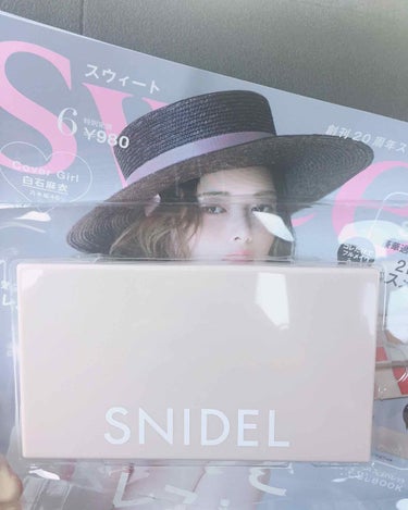 sweet6月号 白石麻衣さんが表紙、
付録に創刊20周年SP snidel２階建てコスメパレットを
コンビニで見つけたのでGETしました😃

まず２階建ての引き出しが開けにくかった～😵
私が不器用なだ