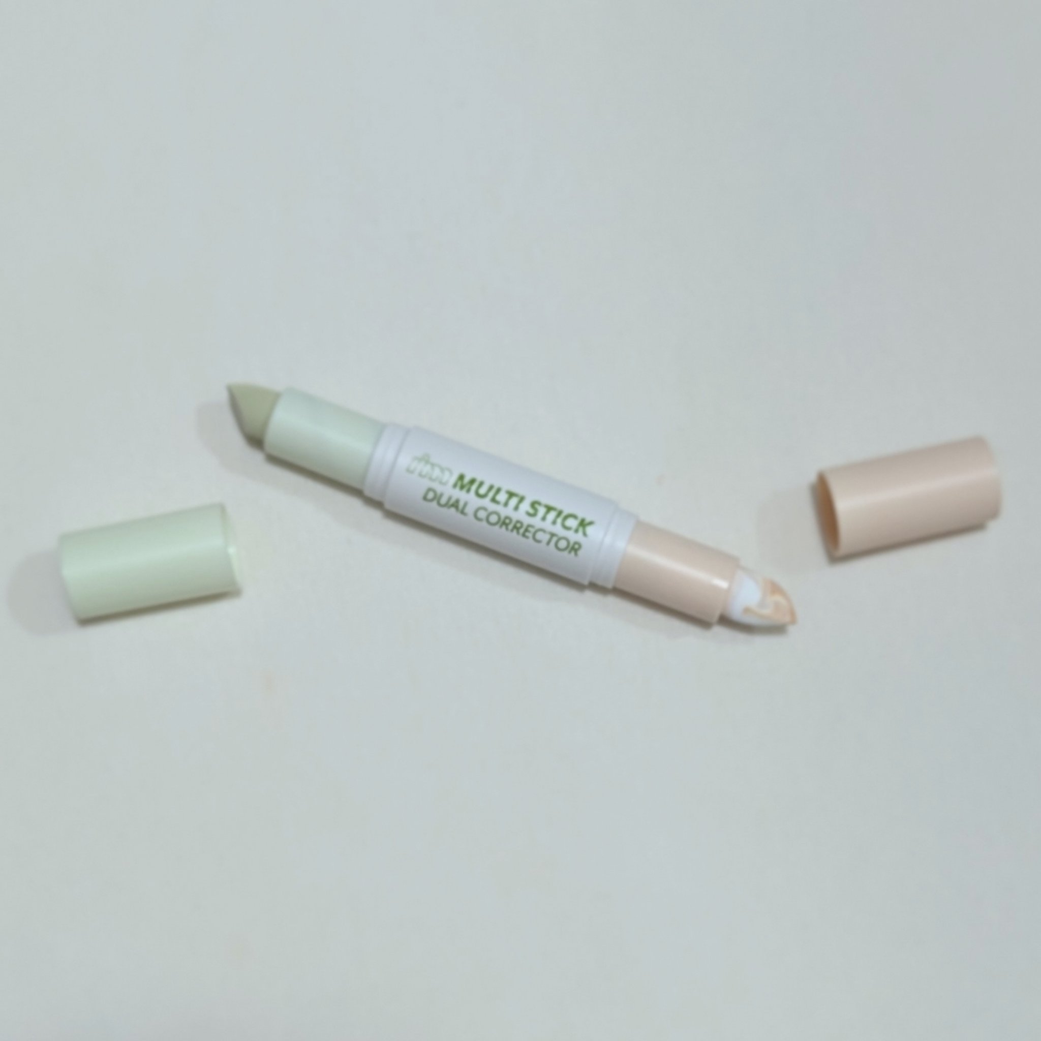 アイムマルチスティックデュアルコレクター 002 マーブルベージュ×ライトグリーン/i’m meme/スティックコンシーラーを使ったクチコミ（2枚目）