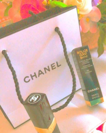 こんにちは🌞たまこんぶです!!!!!
今回紹介するのは「CHANEL」のリップです!
こちらは,東京に家族で来た時にクリスマス
プレゼントとして買ってもらいました✨
さすがCHANEL✨とても発色がいい