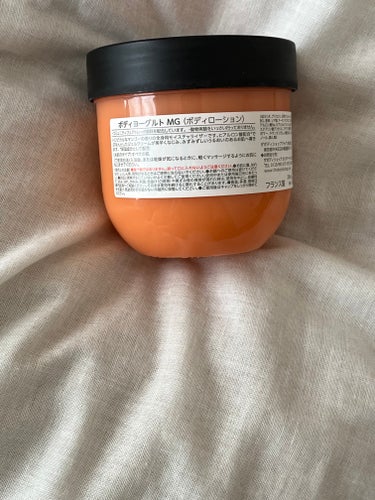 THE BODY SHOP
ボディヨーグルト マンゴー☺︎

今回もLIPSで買いました^_^

6種類♡

ヒアルロン酸で肌にうるおい補給✨
マンゴーのトロピカルな香り✨
プルとしたジェル✨
ベタつかないからすぐ洋服がきれる✨
忙しい時の保湿✨
夏の保湿にベタ付かないからよい✨
朝使うと香りも良いから朝から癒される✨
柔らかいテクスチャーで浸透しやすい✨
伸びも良い✨
パケも色もかわいい♡

今ボディヨーグルト2種類目他のもの買って使ってみたいです^_^

#THE BODY SHOP
#ボディヨーグルト 
#保湿ケア
の画像 その2