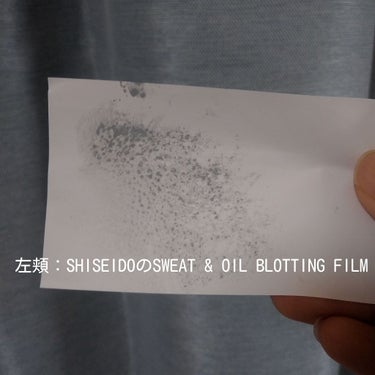 SHISEIDO 汗もスッキリあぶらとりフィルムのクチコミ「※2枚め、3枚め、使用後のあぶらとり紙の写真あります。苦手な方はご注意ください。※

SHIS.....」（3枚目）