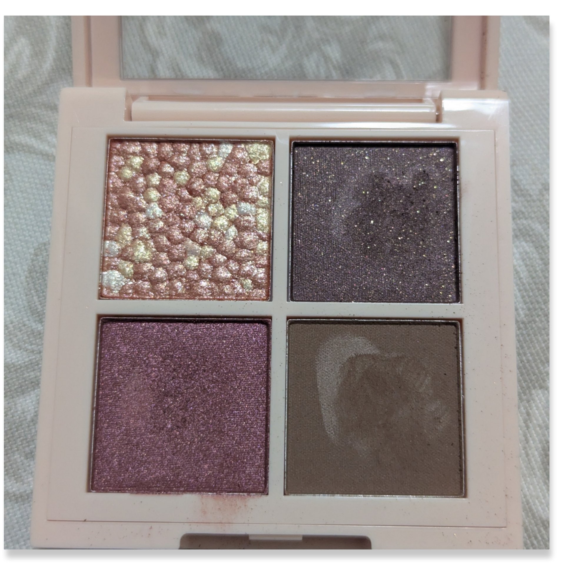 レブロン ダズル アイシャドウ クアッド/REVLON/アイシャドウパレットを使ったクチコミ（3枚目）