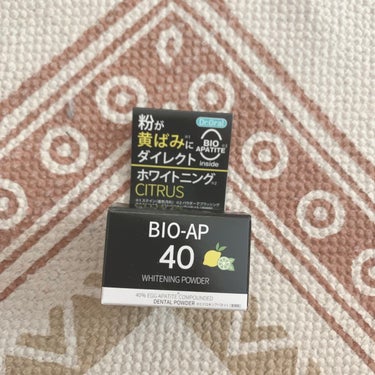 ドクターオーラルホワイトニングパウダー シトラス


ソルトの方を買ったときに付いてきたミニサイズ♪


粉タイプなので気を付けないと粉が舞ってしまいます。
あと吸い込むとむせるのでそこも注意💦


歯が白くなると噂になっていた歯磨き粉ですが、1ヶ月使ったものの効果は分からず…


ホワイトニングしてる友達が、お医者さんからホワイトニング中はコーヒー・紅茶は飲んだらダメと言われたそう。
私は毎日食後のコーヒーが日課になっているので、そのせいかなと😇


キレイになりたい。けどコーヒーがやめられない☕️


すすぎは残ってる感じがしないので1回で充分。
洗い上がりのさっぱり感がやみつきになります✨


#粉歯磨き
#歯磨き粉
#正直レポ の画像 その1