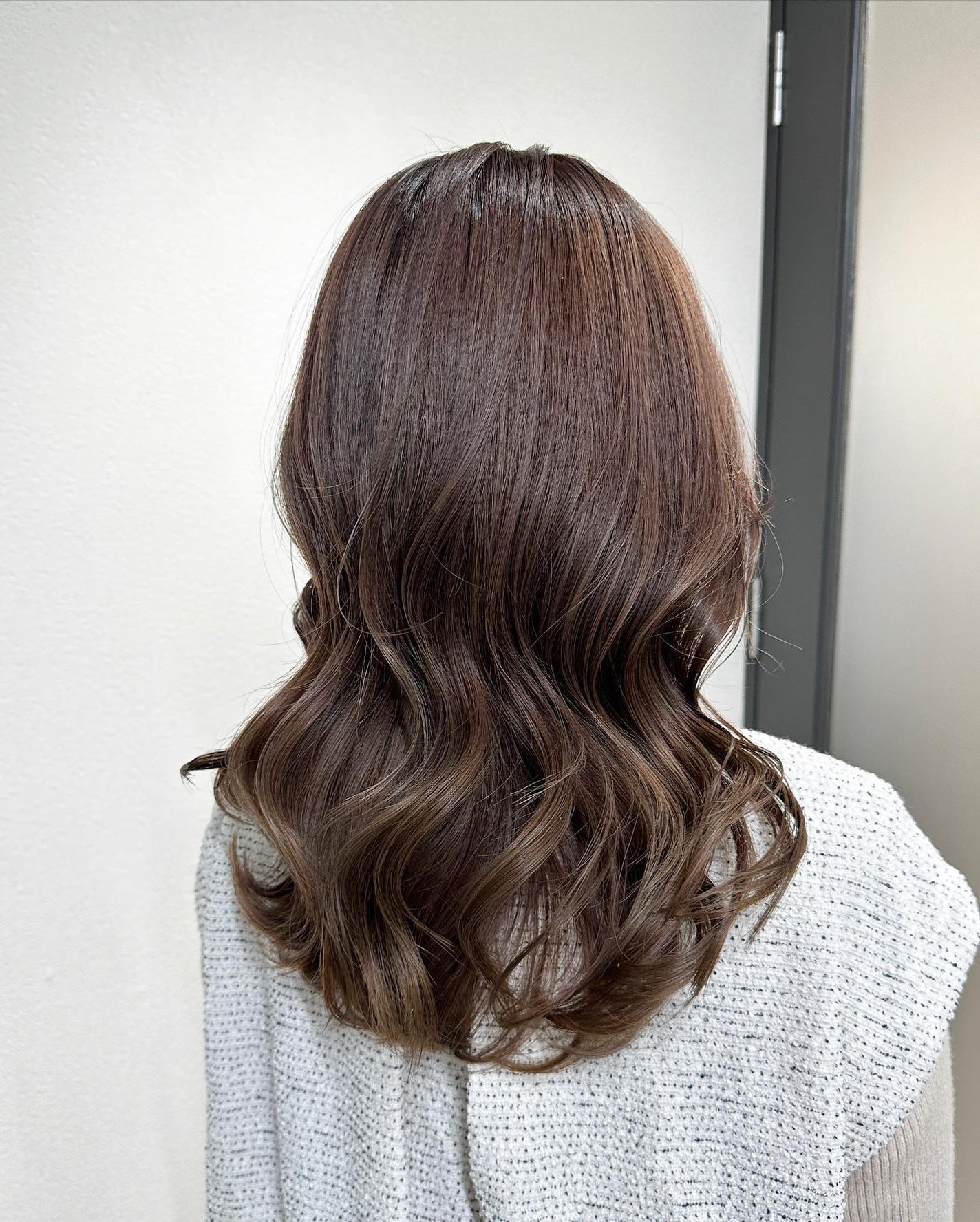 junjun_hair_make on LIPS 「赤みが強かった髪の色も冬モードにシフトチェンジ✨寒色系のヘアカ..」(4枚目)