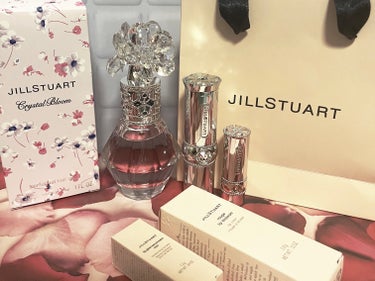 JILL STUARTのコスメを購入しました✨

➀クリスタルブルーム パフュームド ヘアミスト
➁ジルスチュアート ルージュ リップブロッサム
➂リップグロウ　セラムバーム　ミニ
を紹介します

【ク