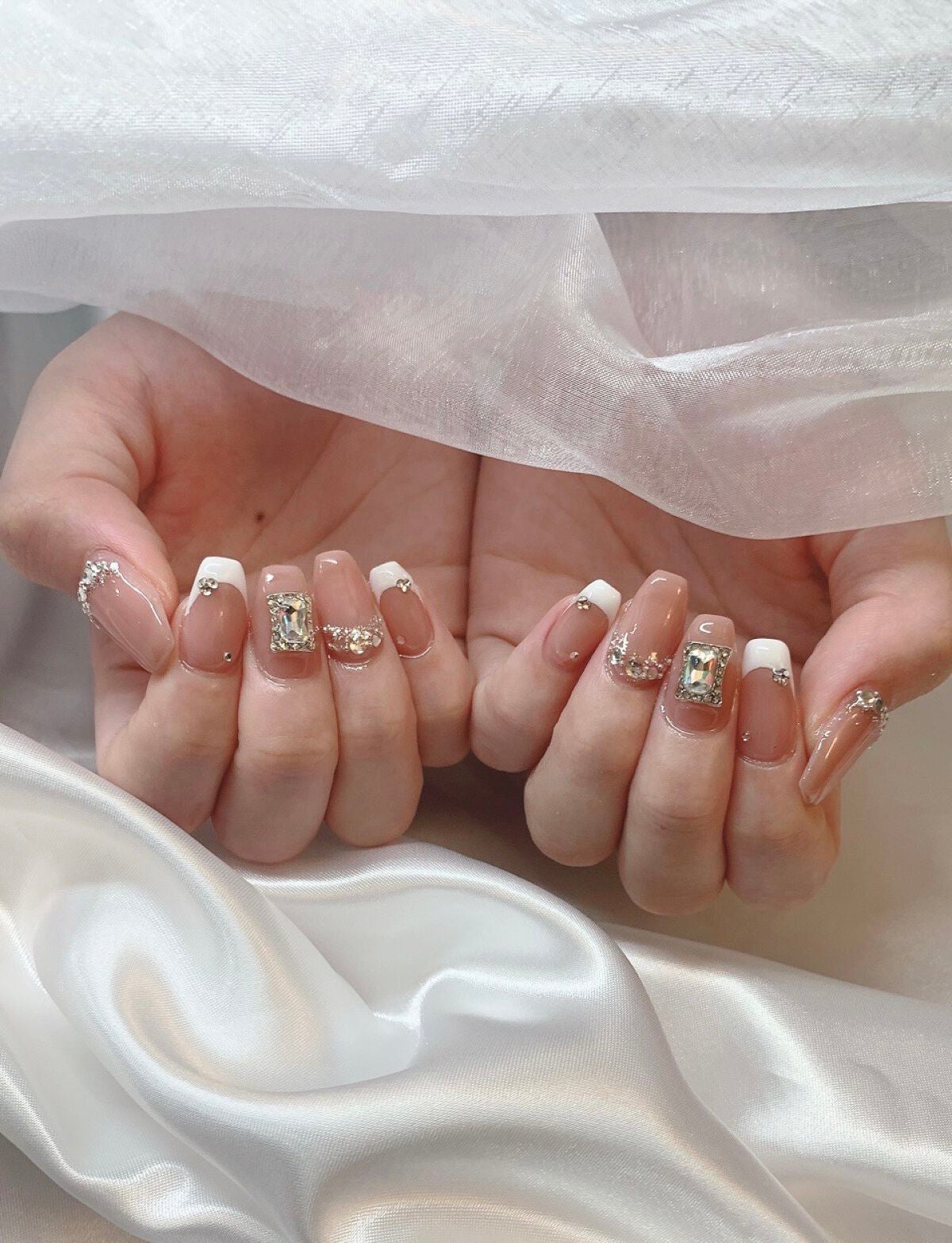 m. on LIPS 「今月のネイル💅✨ベージュっぽいピンクと白フレンチで大人っぽく♡..」(1枚目)